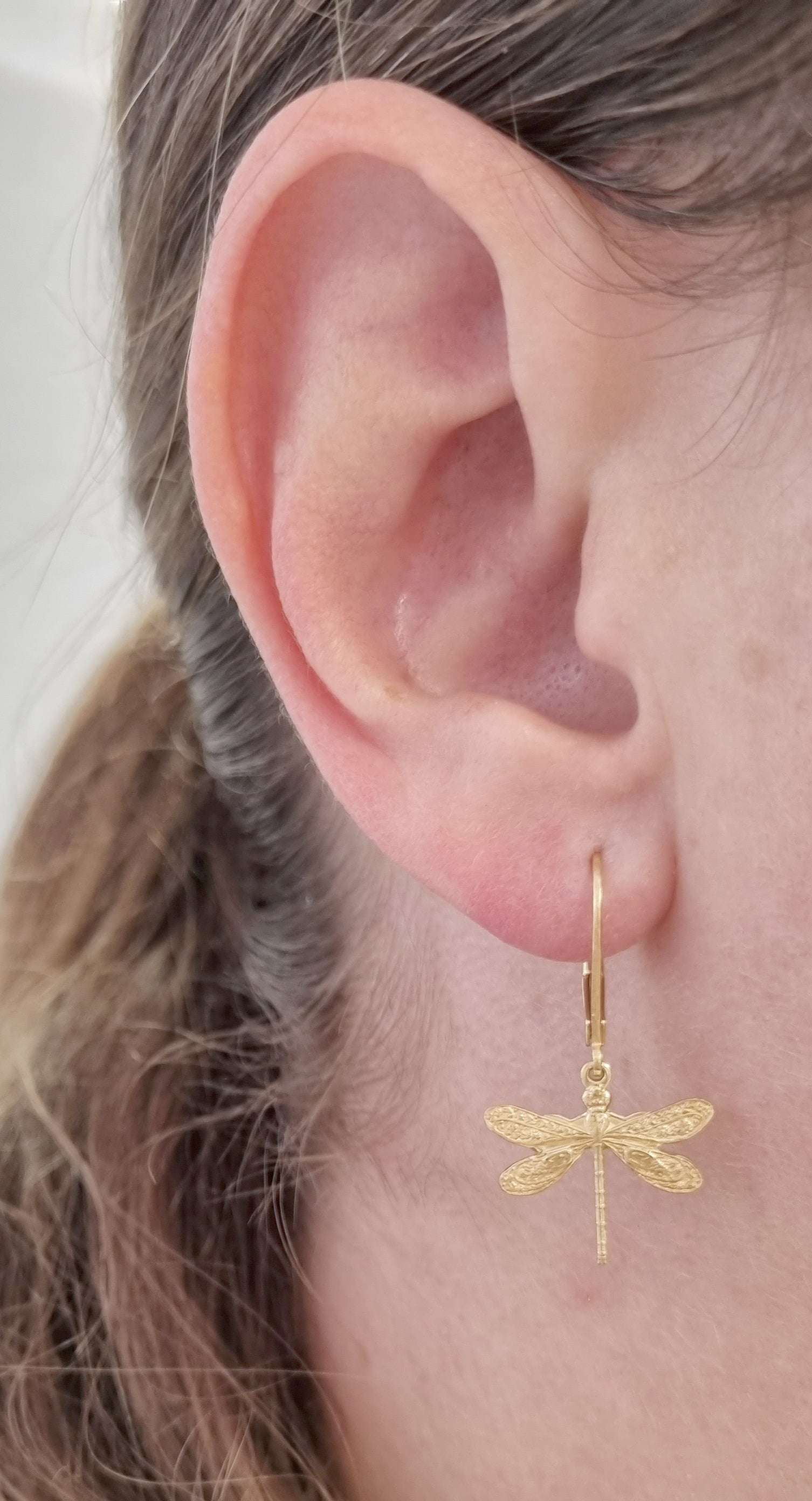 GLOWYBOX Ohrringe Libelle GOLD plattiert mit filigraner Libellen Länge 16 mm von GLOWYBOX - Libellenohrhänger gold im Art Déco Design Geschenk für Damen, Frauen, Mädchen