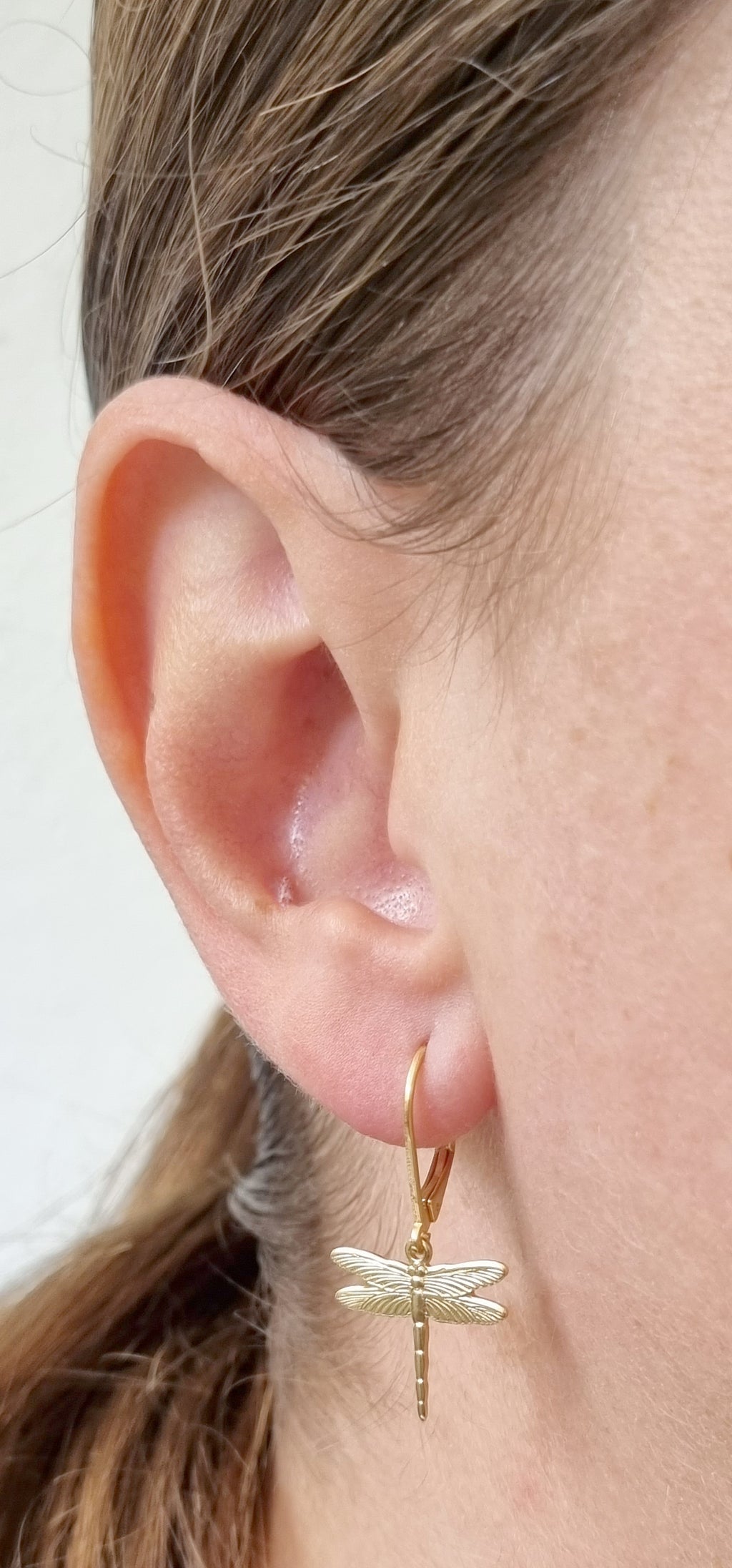 GLOWYBOX Ohrringe Libelle GOLD plattiert mit filigraner Libellen Länge 16 mm von GLOWYBOX - Libellenohrhänger gold im Natur Design Geschenk für Damen, Frauen, Mädchen (Kopie)