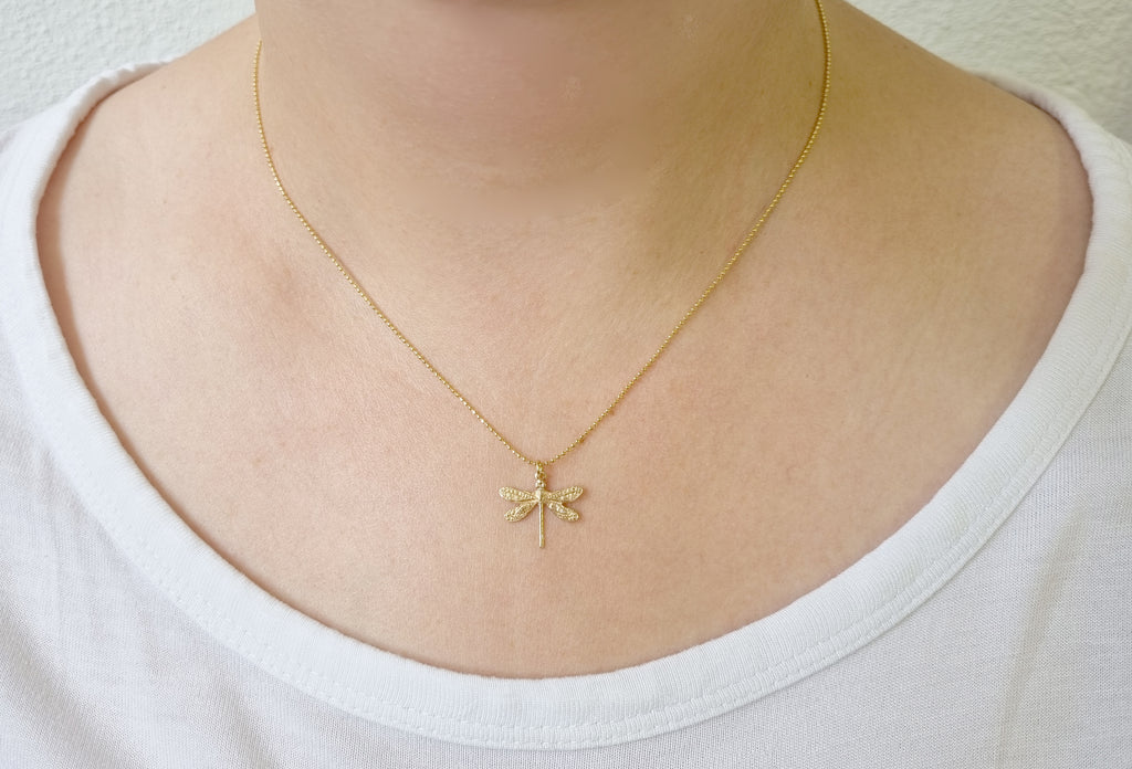 GLOWYBOX Goldkette Kette gold Libelle 45 cm 14ct GOLD plattiert mit filigraner Libelle im Artdéco Design Geschenk Schmuck Damen Goldkette mit Anhänger Schmuckgeschenk Teenager artdeco 45