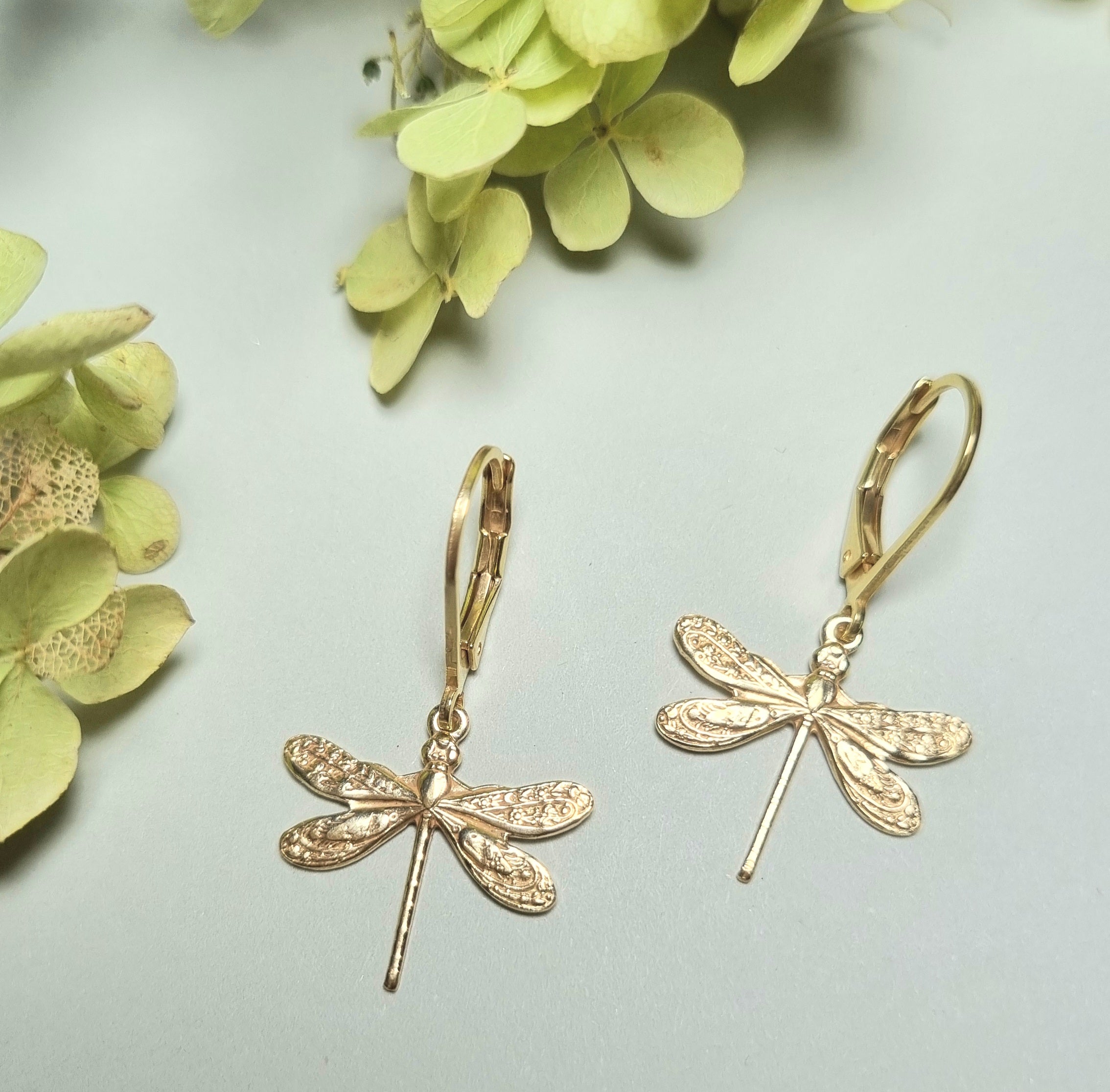 GLOWYBOX Ohrringe Libelle GOLD plattiert mit filigraner Libellen Länge 16 mm von GLOWYBOX - Libellenohrhänger gold im Art Déco Design Geschenk für Damen, Frauen, Mädchen