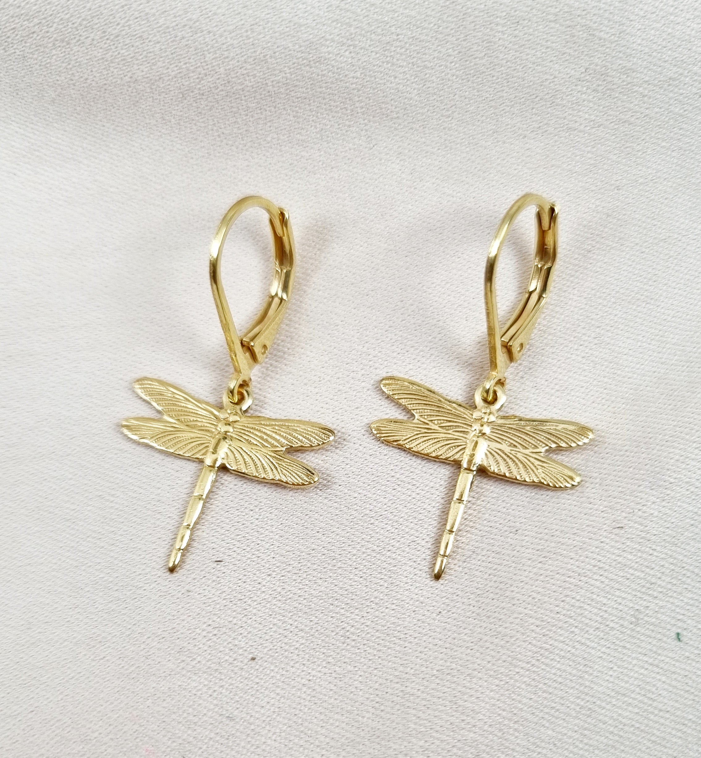GLOWYBOX Ohrringe Libelle GOLD plattiert mit filigraner Libellen Länge 16 mm von GLOWYBOX - Libellenohrhänger gold im Natur Design Geschenk für Damen, Frauen, Mädchen (Kopie)