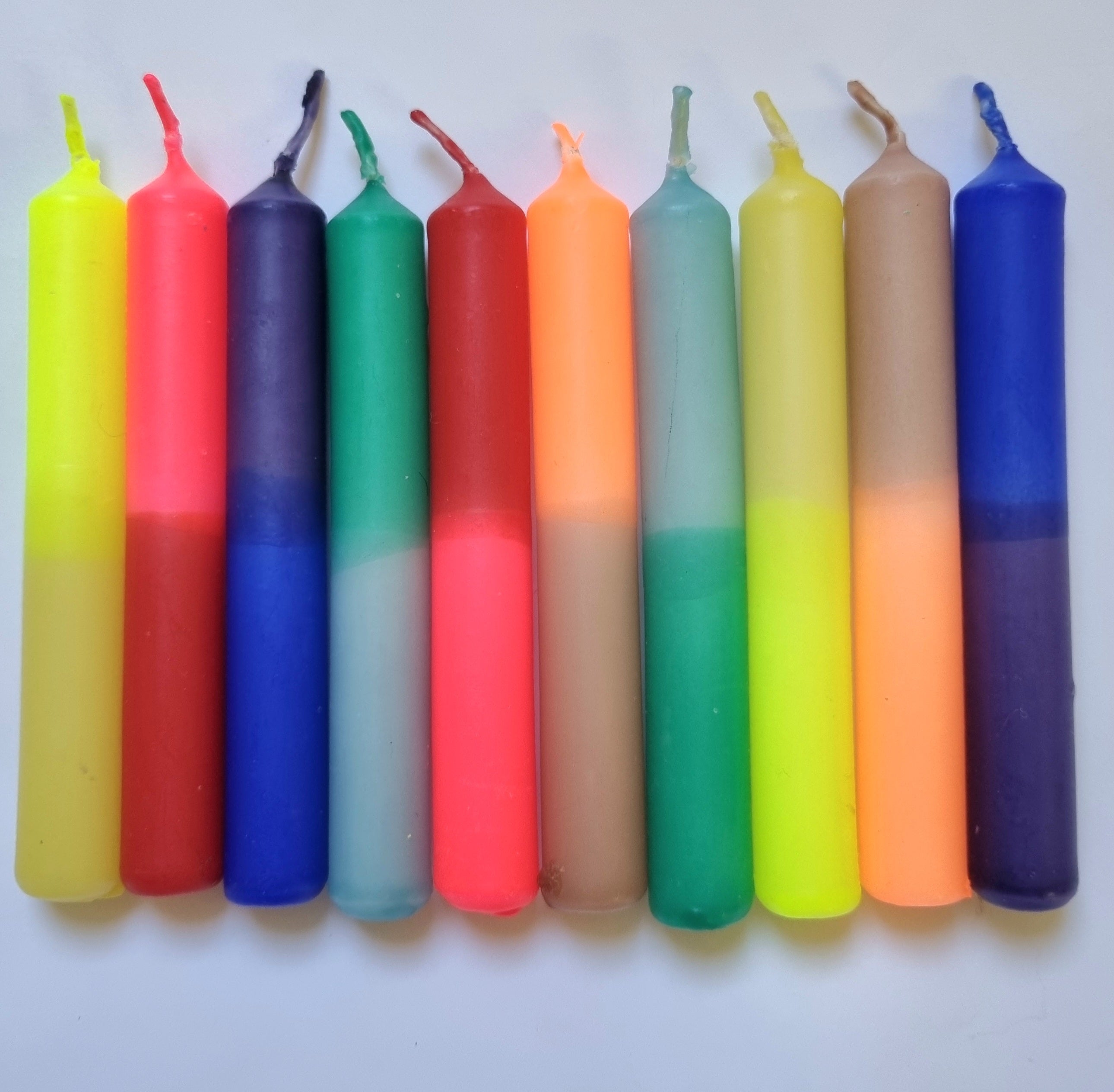 GLOWYBOX Geburtstagskerzen für Kerzenring Kerzen für Kindergeburtstag bunte Kinderkerzen Geburtstagszug Minikerzen bunt Baumkerzen bunt neon dip Dye Kerzen regenbogen
