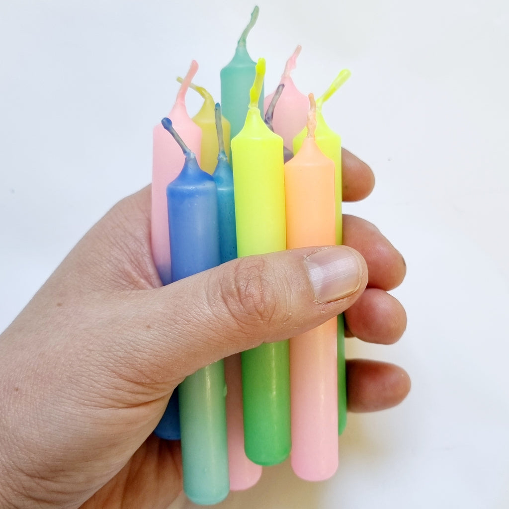 GLOWYBOX Geburtstagskerzen für Kerzenring Kerzen für Kindergeburtstag bunte Kinderkerzen Geburtstagszug Minikerzen bunt Baumkerzen bunt neon dip Dye Kerzen regenbogen pastell 20er