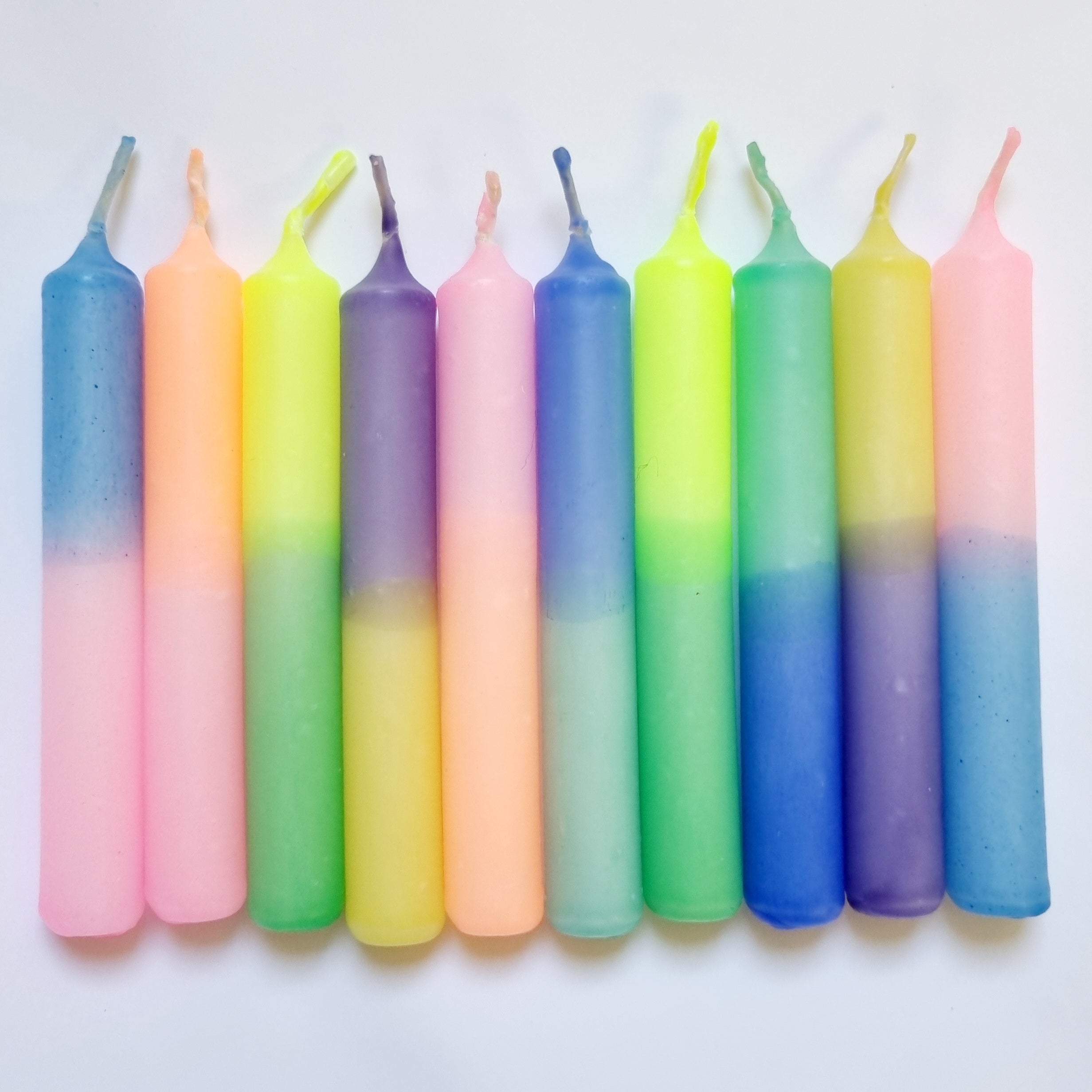 GLOWYBOX Geburtstagskerzen für Kerzenring Kerzen für Kindergeburtstag bunte Kinderkerzen Geburtstagszug Minikerzen bunt Baumkerzen bunt neon dip Dye Kerzen regenbogen pastell 20er