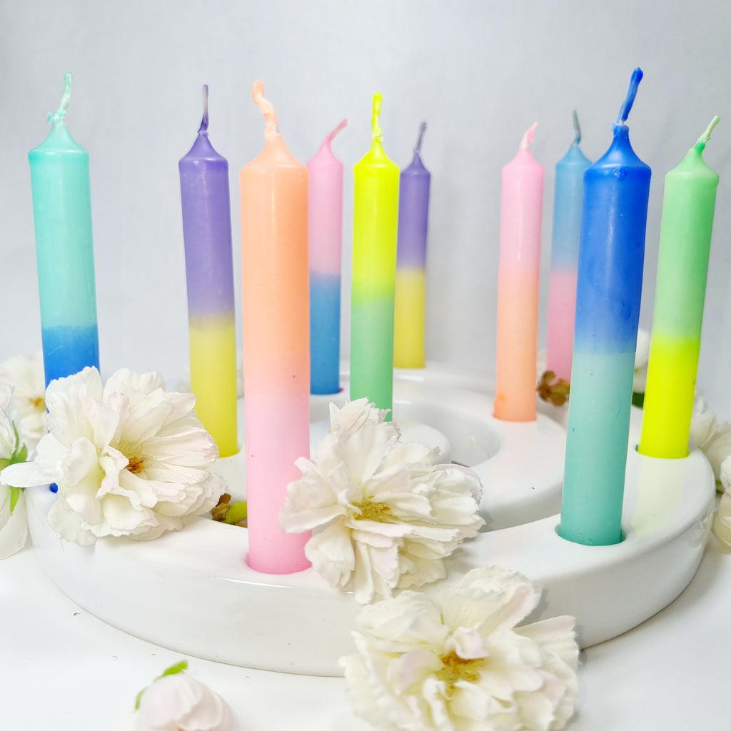 GLOWYBOX Geburtstagskerzen Babyfeier Taufe für Kerzenring Kerzen für Babygeburtstag 1.Geburtstag bunte Kinderkerzen Geburtstagszug Minikerzen bunt Baumkerzen bunt neon dip Dye Kerzen happy rainbow