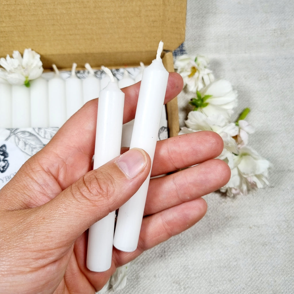 GLOWYBOX 10 Stück TROPFFREIE Geburtstagskerzen für Kerzenring Kerzen weiß für Kindergeburtstag bunte Kinderkerzen Geburtstagszug Minikerzen hergestelllt in Deutschland Baumkerzen kleine Kerzen weiß 10er