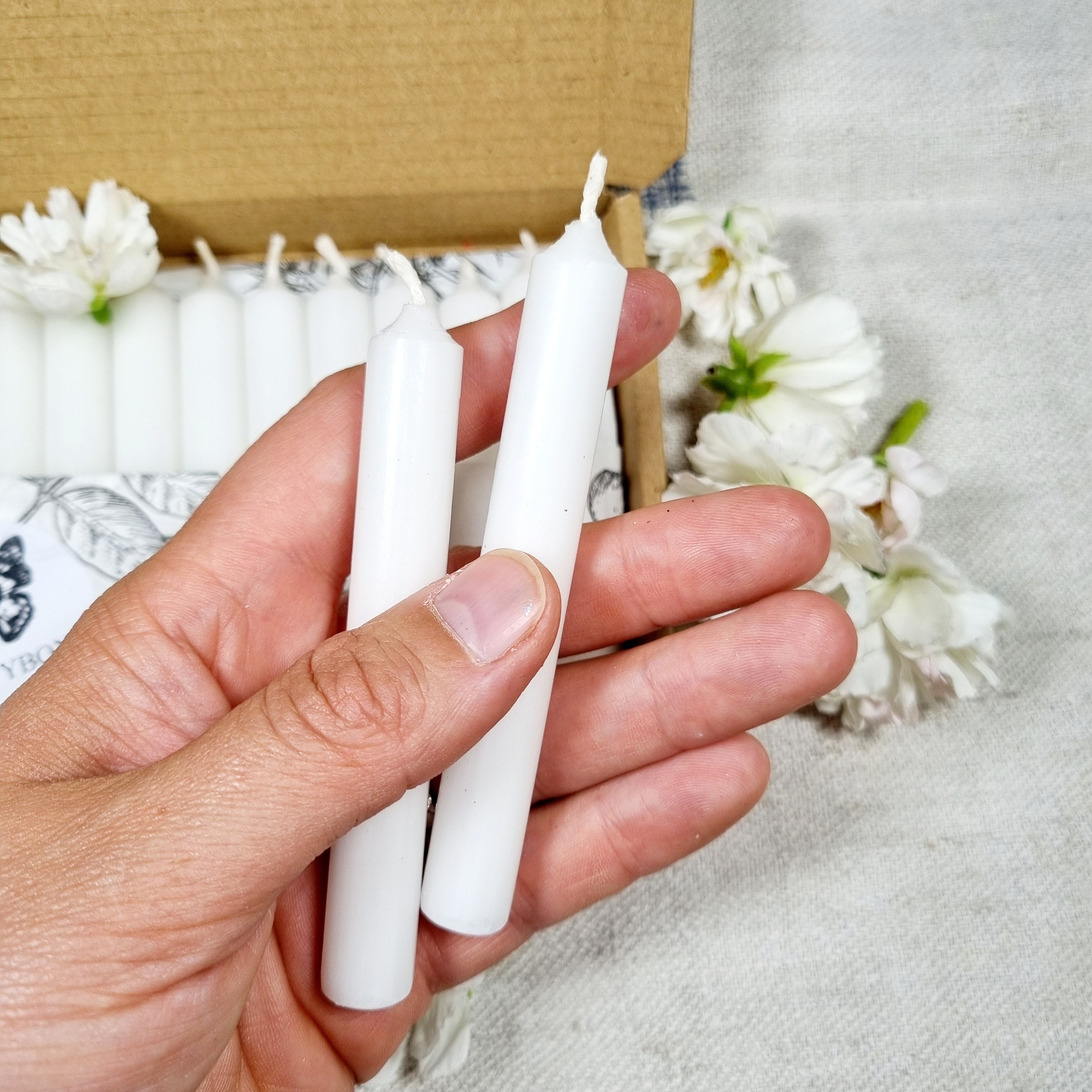 GLOWYBOX 10 Stück TROPFFREIE Geburtstagskerzen für Kerzenring Kerzen weiß für Kindergeburtstag bunte Kinderkerzen Geburtstagszug Minikerzen hergestelllt in Deutschland Baumkerzen kleine Kerzen weiß 10er
