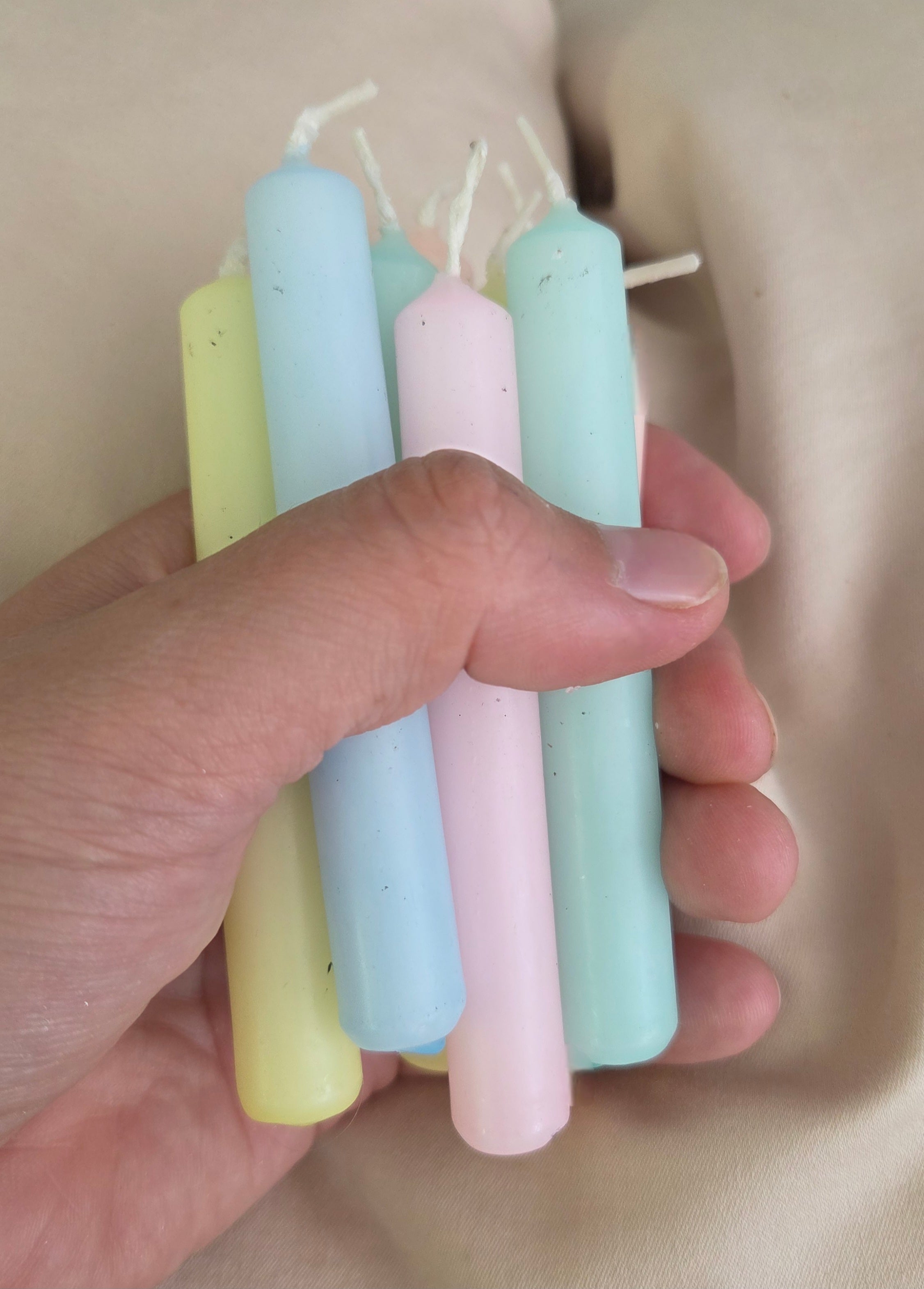 GLOWYBOX Geburtstagskerzen Babyfeier Taufe für Kerzenring Kerzen für Babygeburtstag 1.Geburtstag bunte Kinderkerzen Geburtstagszug Minikerzen bunt Baumkerzen bunt neon dip Dye Kerzen Baby Regenbogen