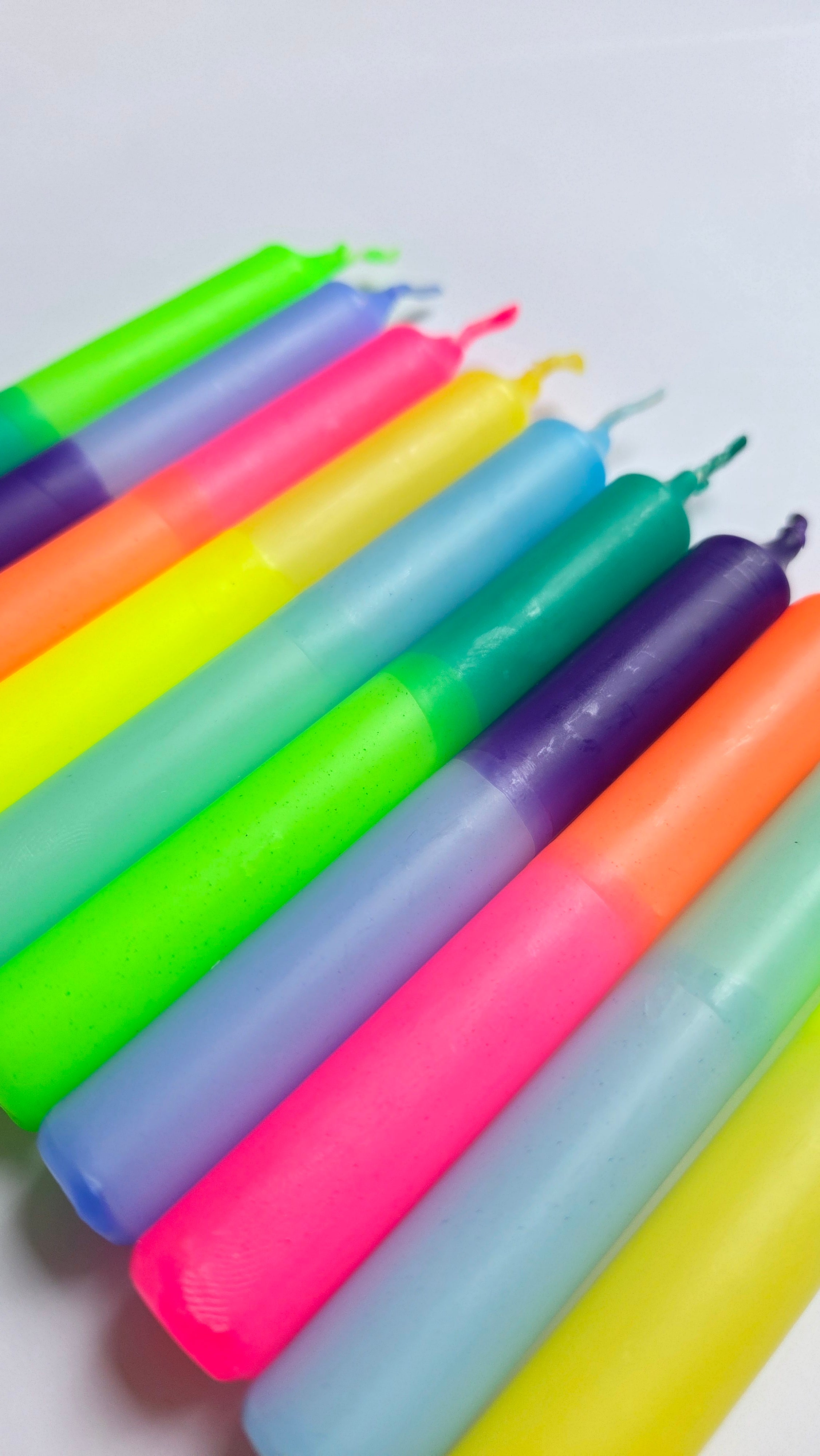 GLOWYBOX Geburtstagskerzen Babyfeier Taufe für Kerzenring Kerzen für Babygeburtstag 1.Geburtstag bunte Kinderkerzen Geburtstagszug Minikerzen bunt Baumkerzen bunt neon dip Dye Kerzen happy rainbow