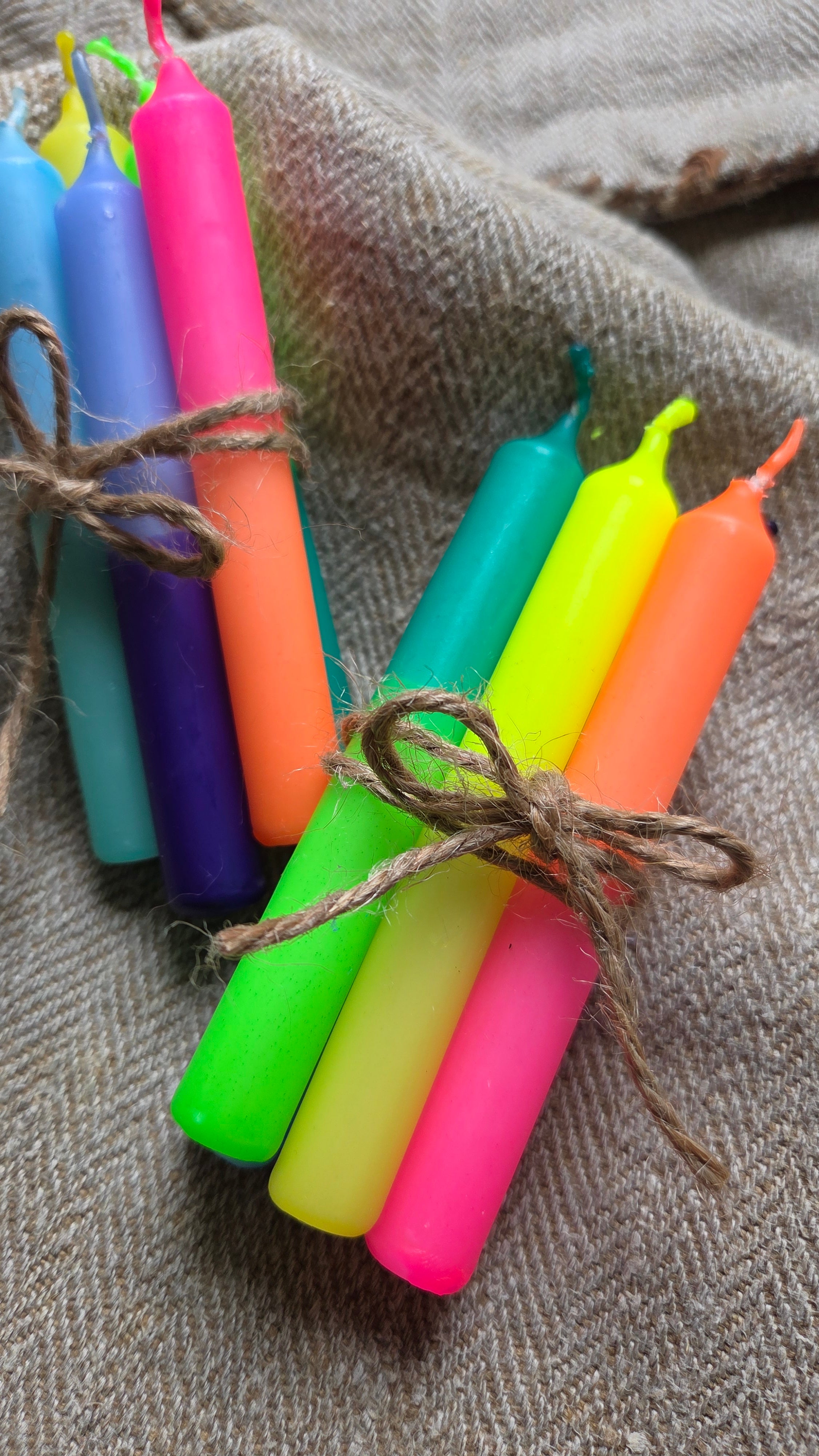 GLOWYBOX Geburtstagskerzen Babyfeier Taufe für Kerzenring Kerzen für Babygeburtstag 1.Geburtstag bunte Kinderkerzen Geburtstagszug Minikerzen bunt Baumkerzen bunt neon dip Dye Kerzen happy rainbow
