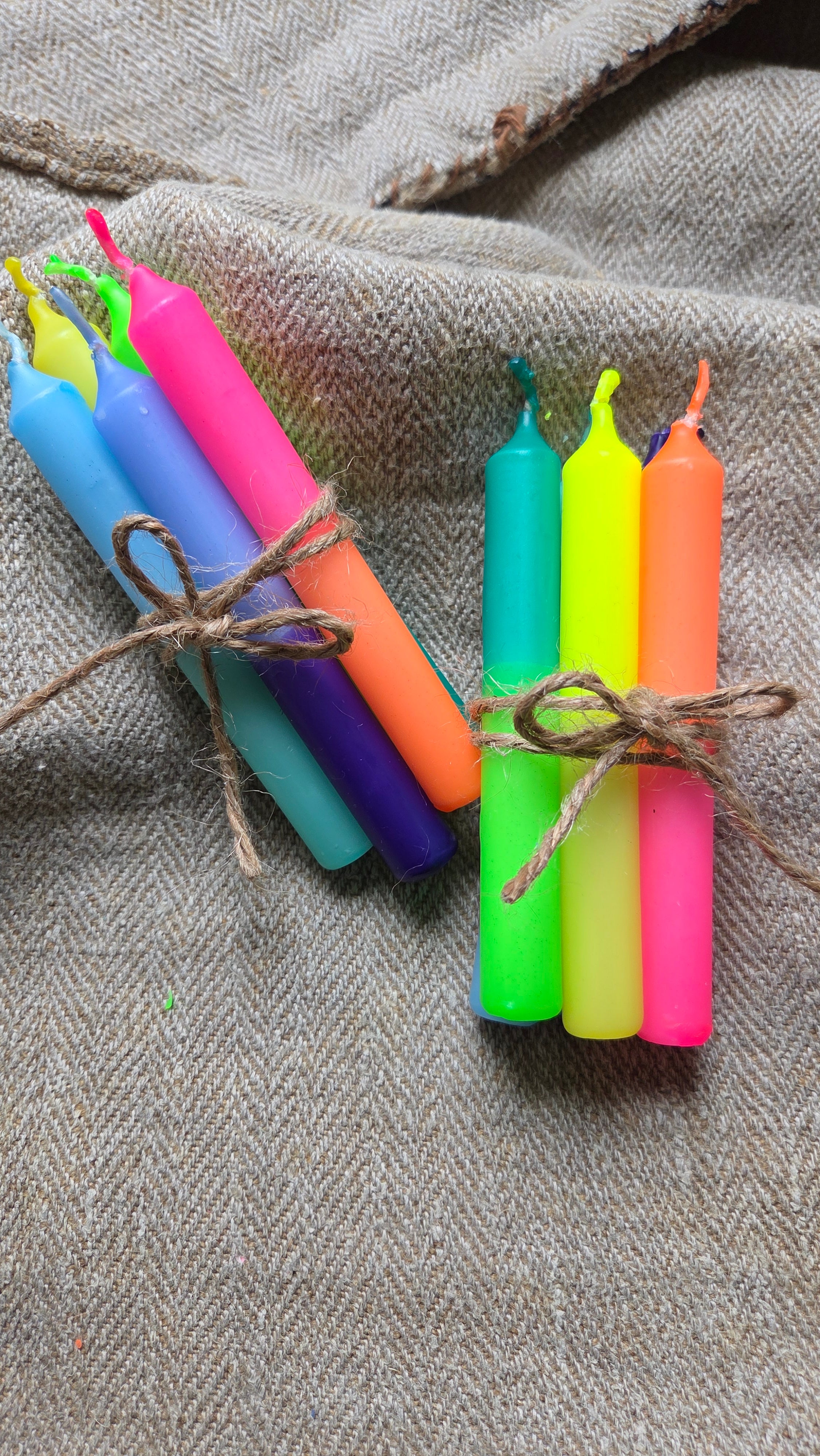 GLOWYBOX Geburtstagskerzen Babyfeier Taufe für Kerzenring Kerzen für Babygeburtstag 1.Geburtstag bunte Kinderkerzen Geburtstagszug Minikerzen bunt Baumkerzen bunt neon dip Dye Kerzen happy rainbow