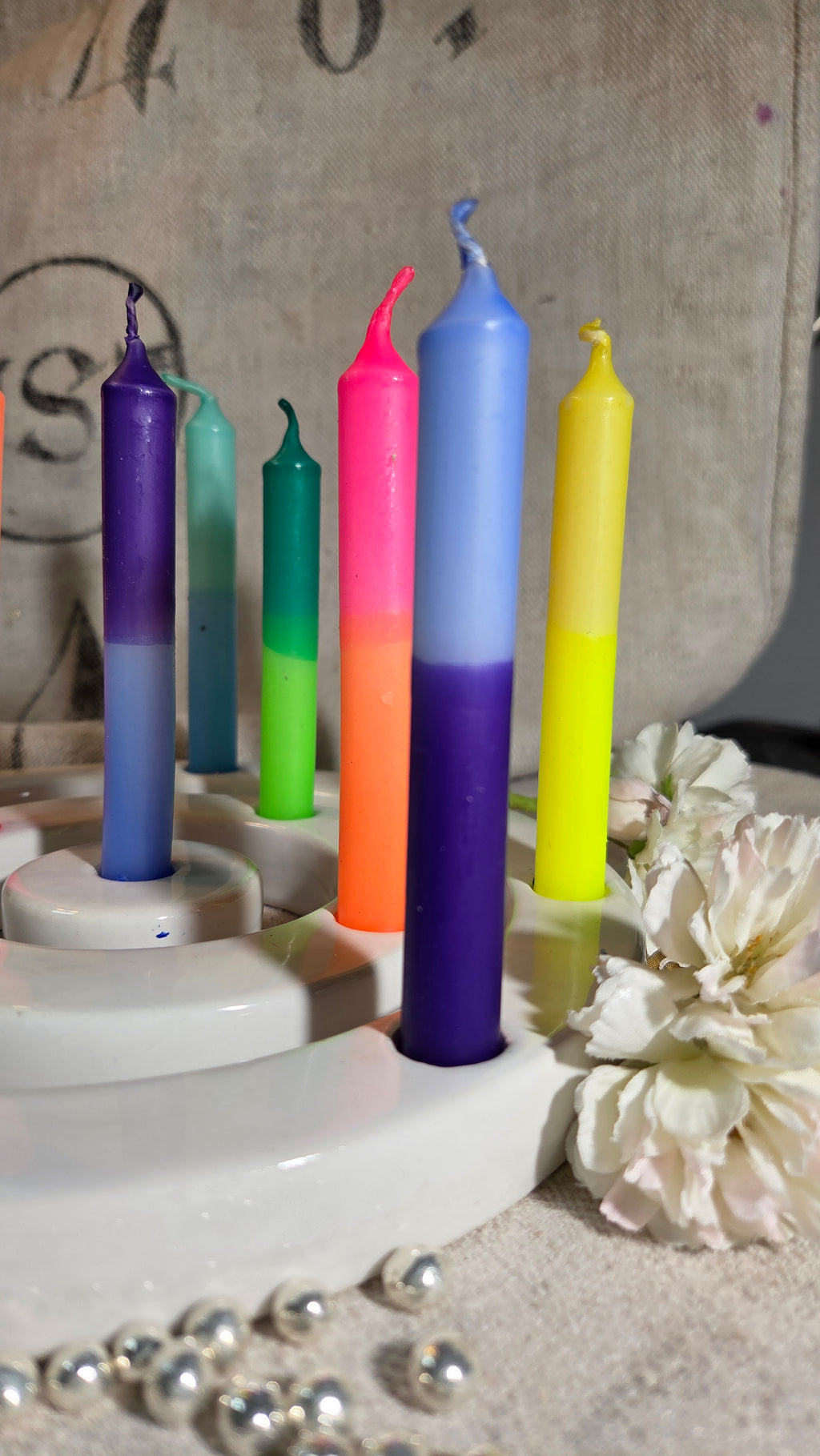 GLOWYBOX Geburtstagskerzen Babyfeier Taufe für Kerzenring Kerzen für Babygeburtstag 1.Geburtstag bunte Kinderkerzen Geburtstagszug Minikerzen bunt Baumkerzen bunt neon dip Dye Kerzen happy rainbow
