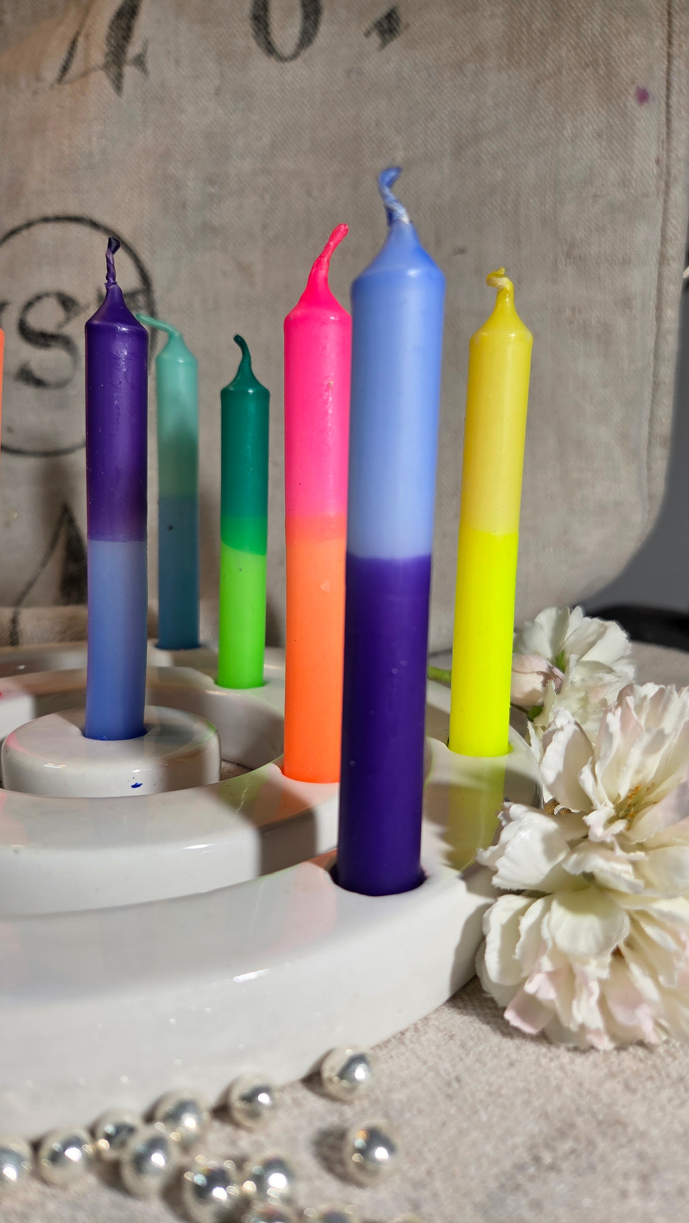 GLOWYBOX Geburtstagskerzen Babyfeier Taufe für Kerzenring Kerzen für Babygeburtstag 1.Geburtstag bunte Kinderkerzen Geburtstagszug Minikerzen bunt Baumkerzen bunt neon dip Dye Kerzen happy rainbow
