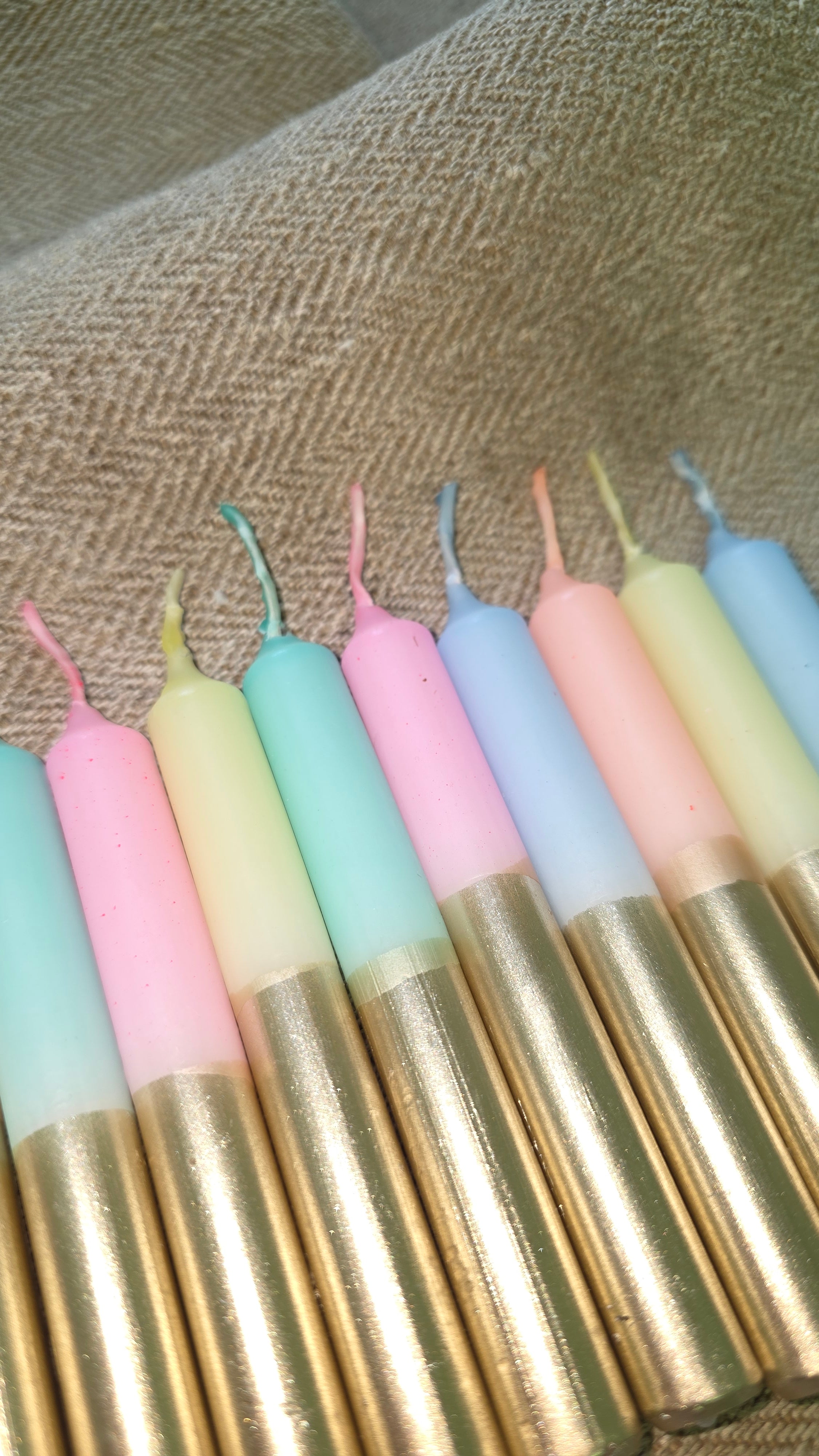 GLOWYBOX Geburtstagskerzen für Kerzenring Kerzen für Kindergeburtstag bunte Kinderkerzen Geburtstagszug Minikerzen bunt Kerzen gold bunt neon dip Dye Kerzen regenbogen Gold 10er