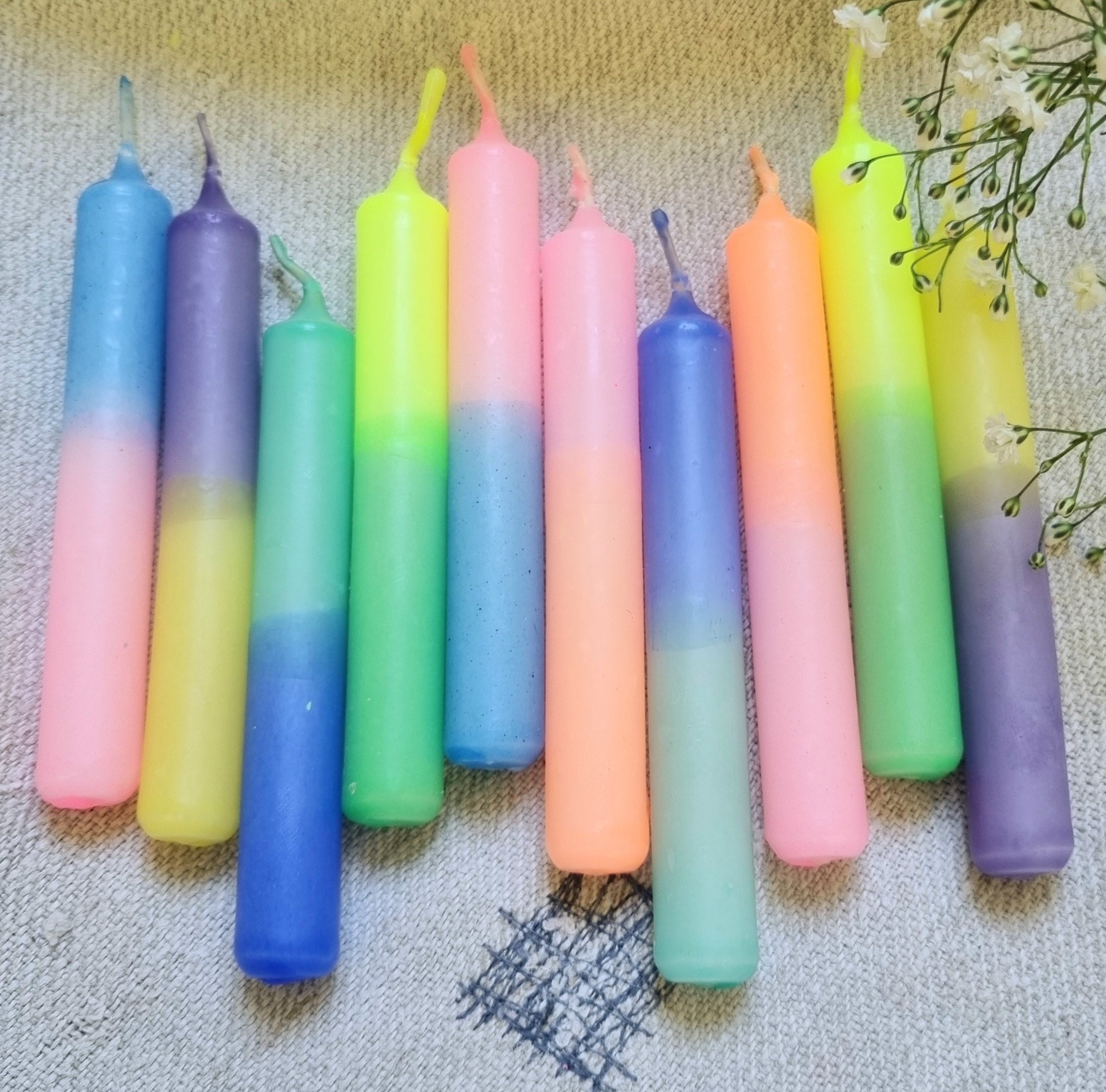 GLOWYBOX Geburtstagskerzen für Kerzenring Kerzen für Kindergeburtstag bunte Kinderkerzen Geburtstagszug Minikerzen bunt Baumkerzen bunt neon dip Dye Kerzen regenbogen pastell 20er