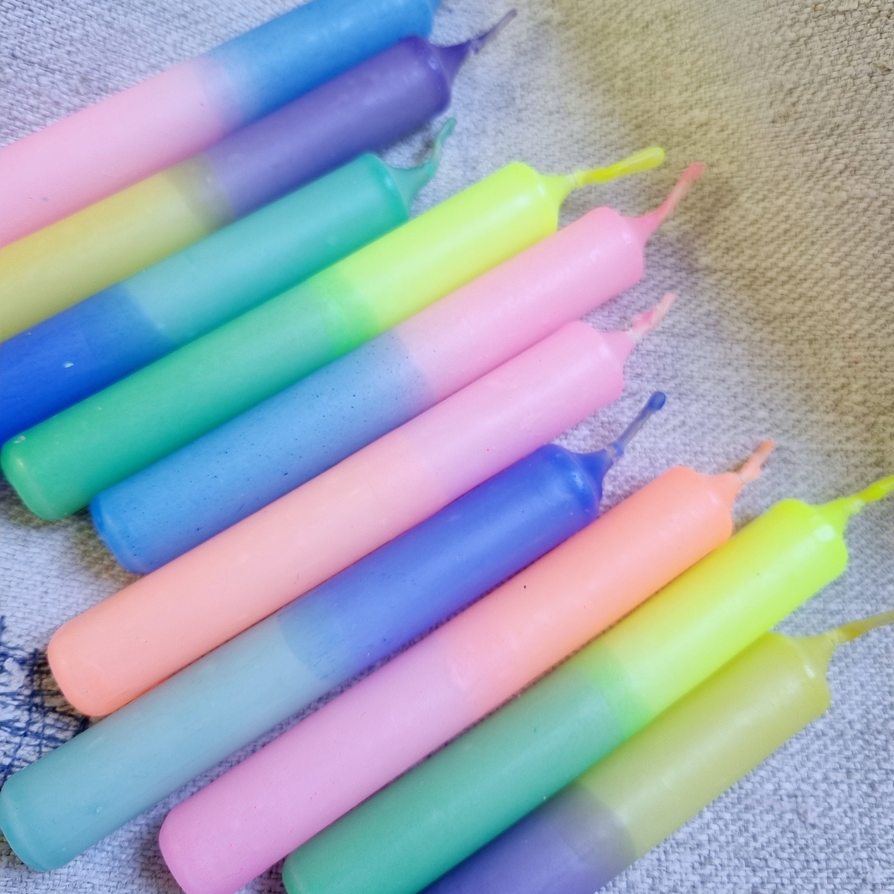GLOWYBOX Geburtstagskerzen für Kerzenring Kerzen für Kindergeburtstag bunte Kinderkerzen Geburtstagszug Minikerzen bunt Baumkerzen bunt neon dip Dye Kerzen regenbogen pastell 10er