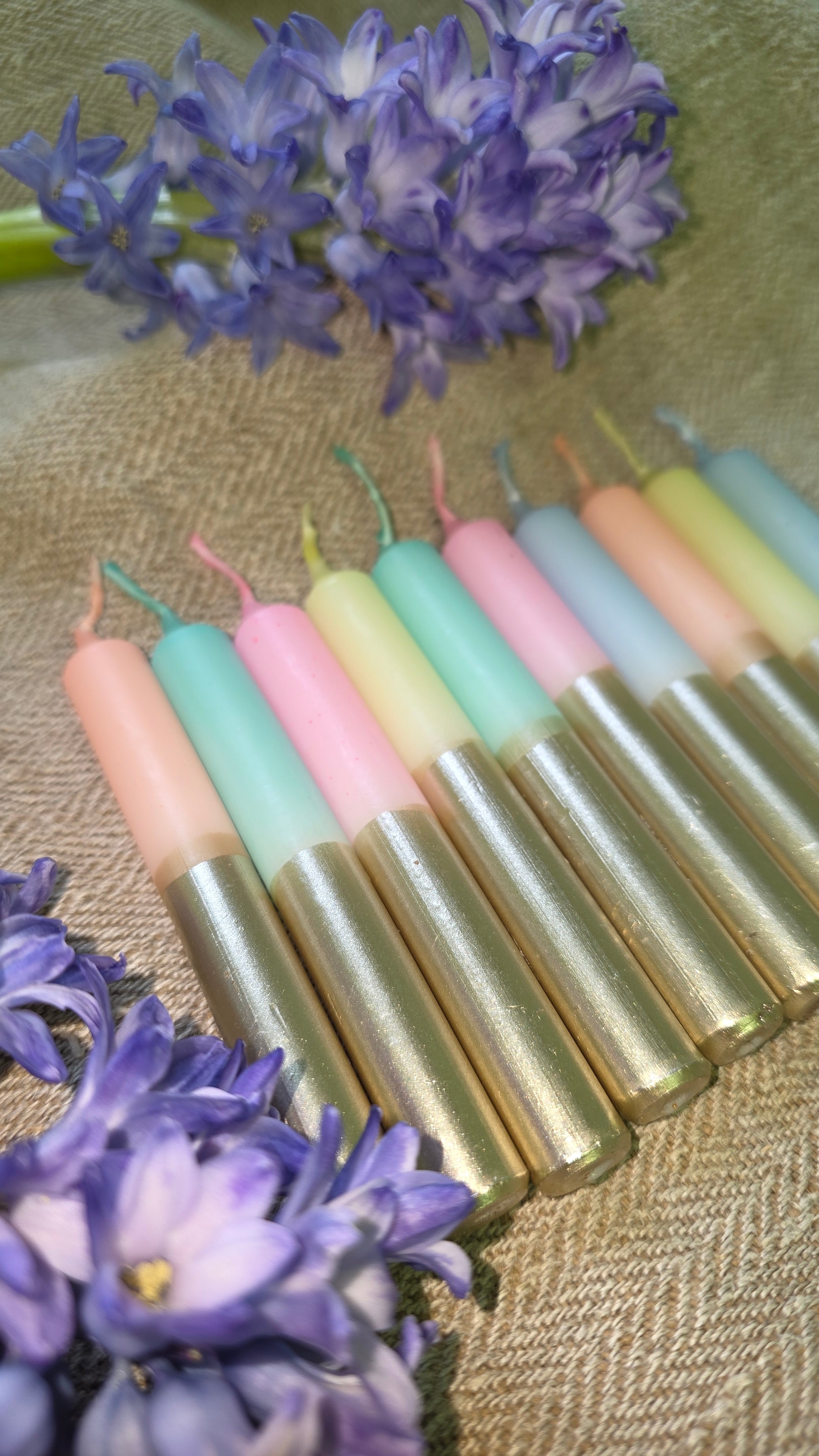 GLOWYBOX Geburtstagskerzen für Kerzenring Kerzen für Kindergeburtstag bunte Kinderkerzen Geburtstagszug Minikerzen bunt Kerzen gold bunt neon dip Dye Kerzen regenbogen Gold 10er