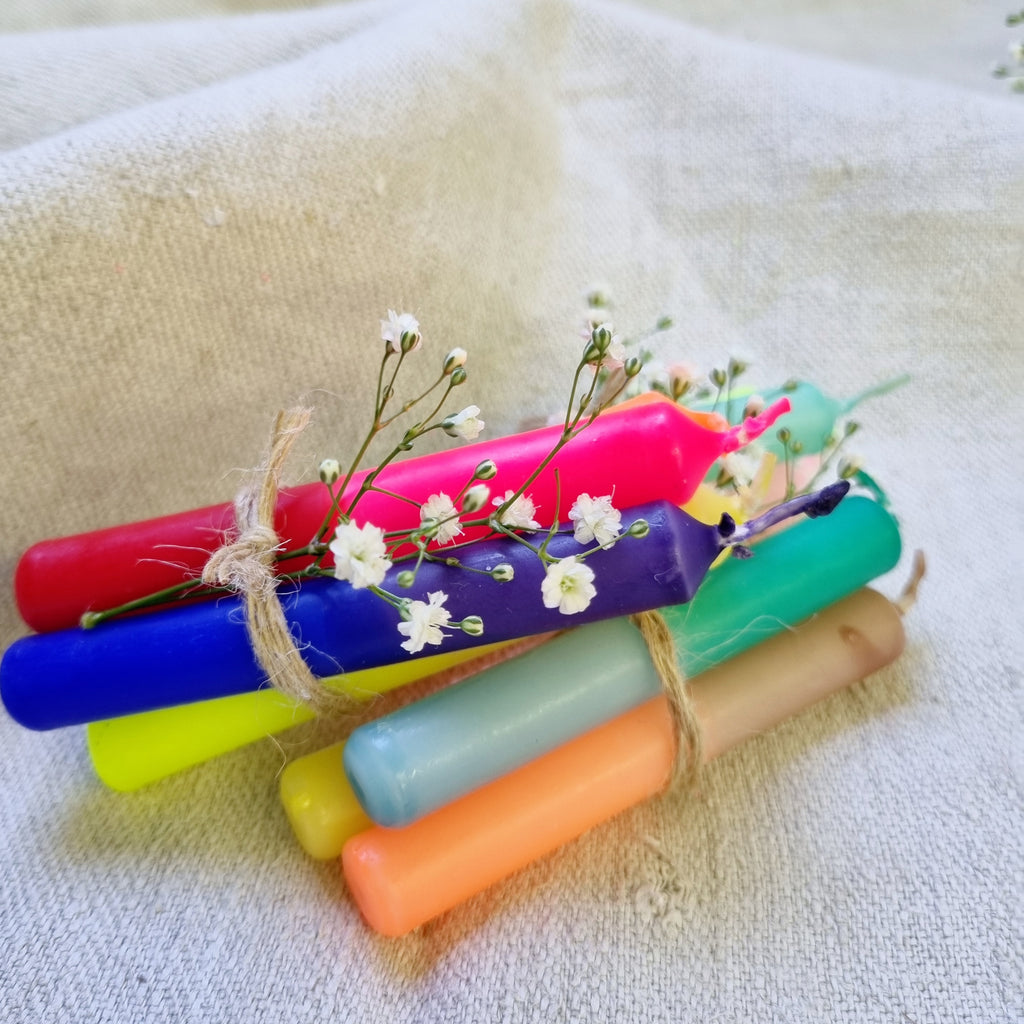 GLOWYBOX Geburtstagskerzen für Kerzenring Kerzen für Kindergeburtstag bunte Kinderkerzen Geburtstagszug Minikerzen bunt Baumkerzen bunt neon dip Dye Kerzen regenbogen