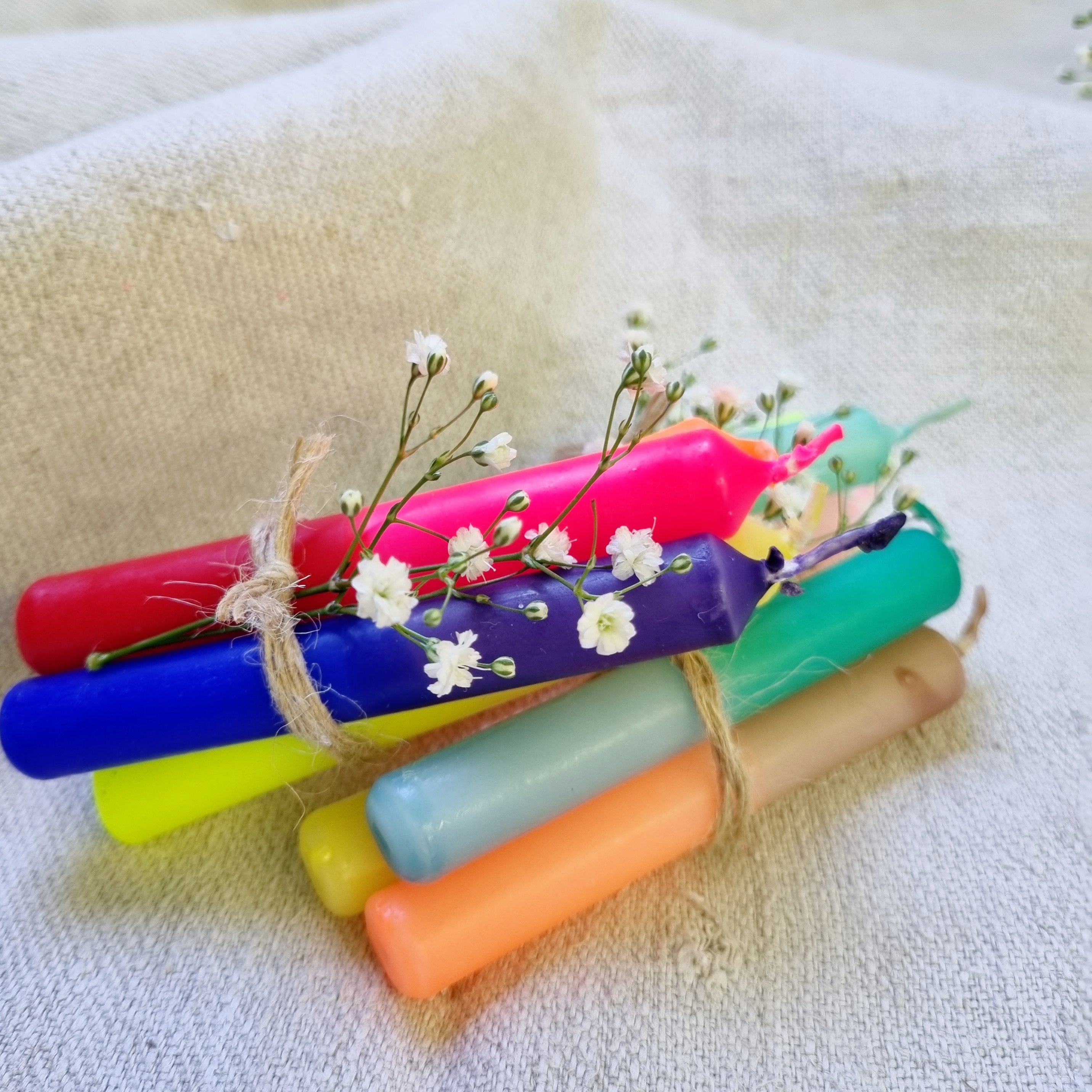 GLOWYBOX Geburtstagskerzen für Kerzenring Kerzen für Kindergeburtstag bunte Kinderkerzen Geburtstagszug Minikerzen bunt Baumkerzen bunt neon dip Dye Kerzen regenbogen