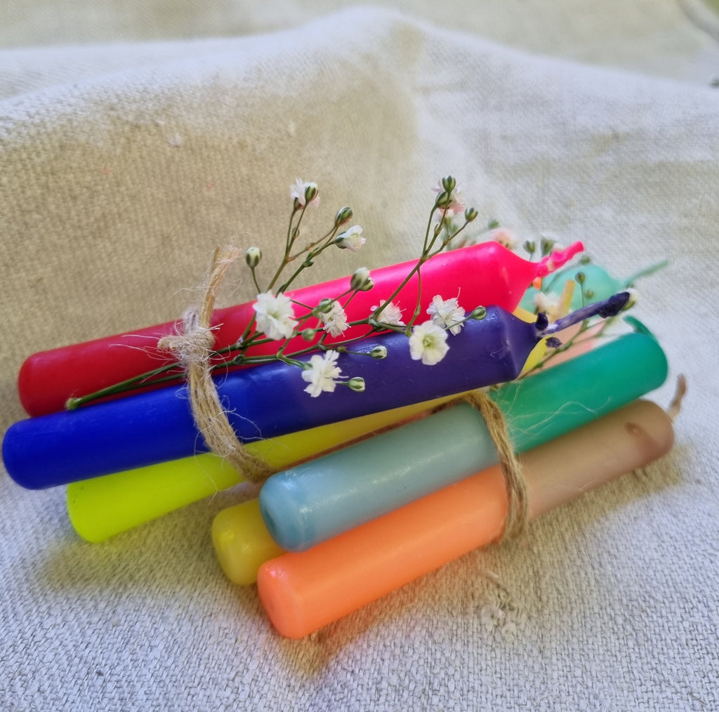 GLOWYBOX Geburtstagskerzen für Kerzenring Kerzen für Kindergeburtstag bunte Kinderkerzen Geburtstagszug Minikerzen bunt Baumkerzen bunt neon dip Dye Kerzen regenbogen