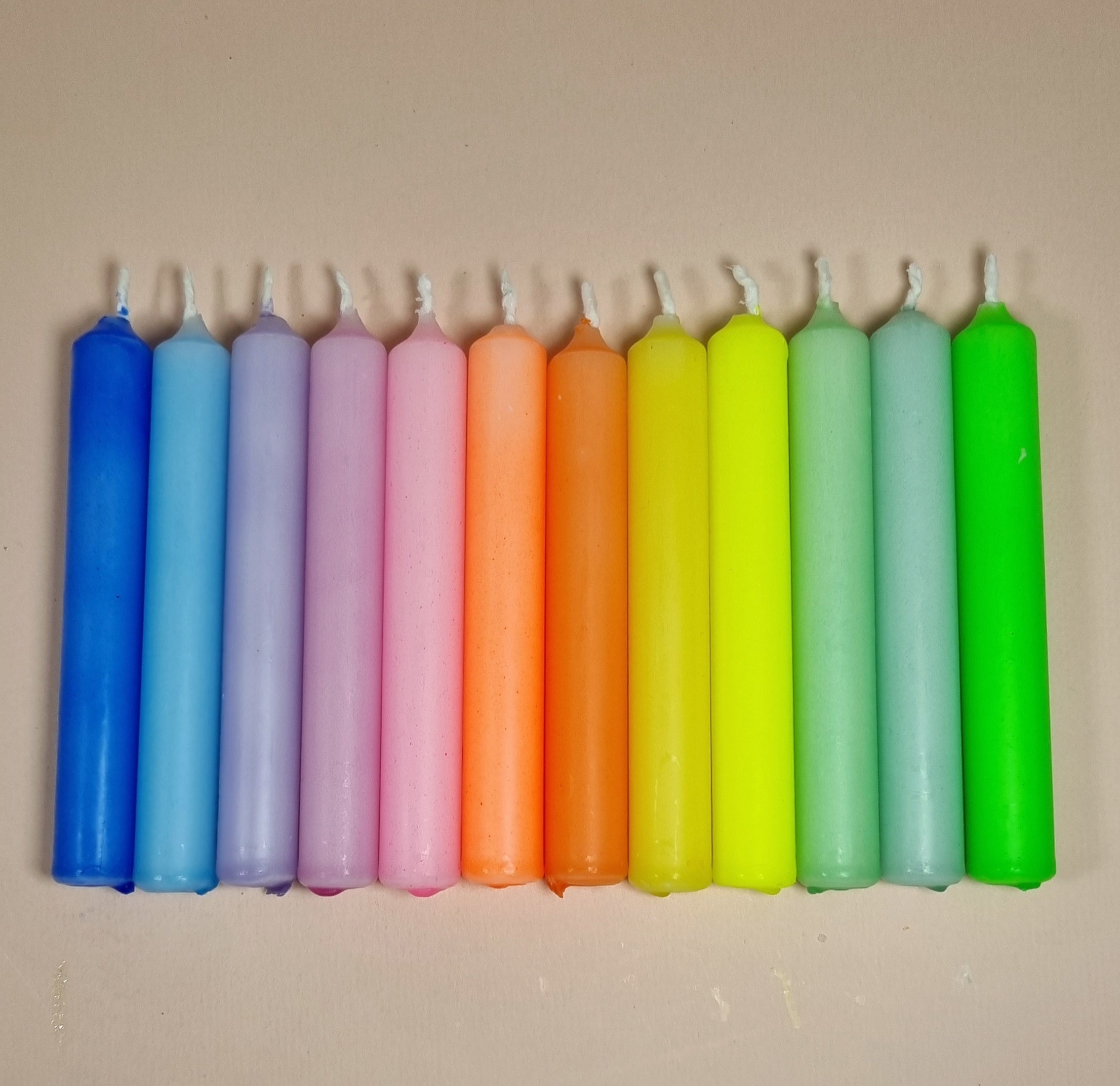 GLOWYBOX Geburtstagskerzen Babyfeier Taufe für Kerzenring Kerzen für Babygeburtstag 1.Geburtstag bunte Kinderkerzen Geburtstagszug Minikerzen bunt Baumkerzen bunt neon dip Dye Kerzen happy rainbow