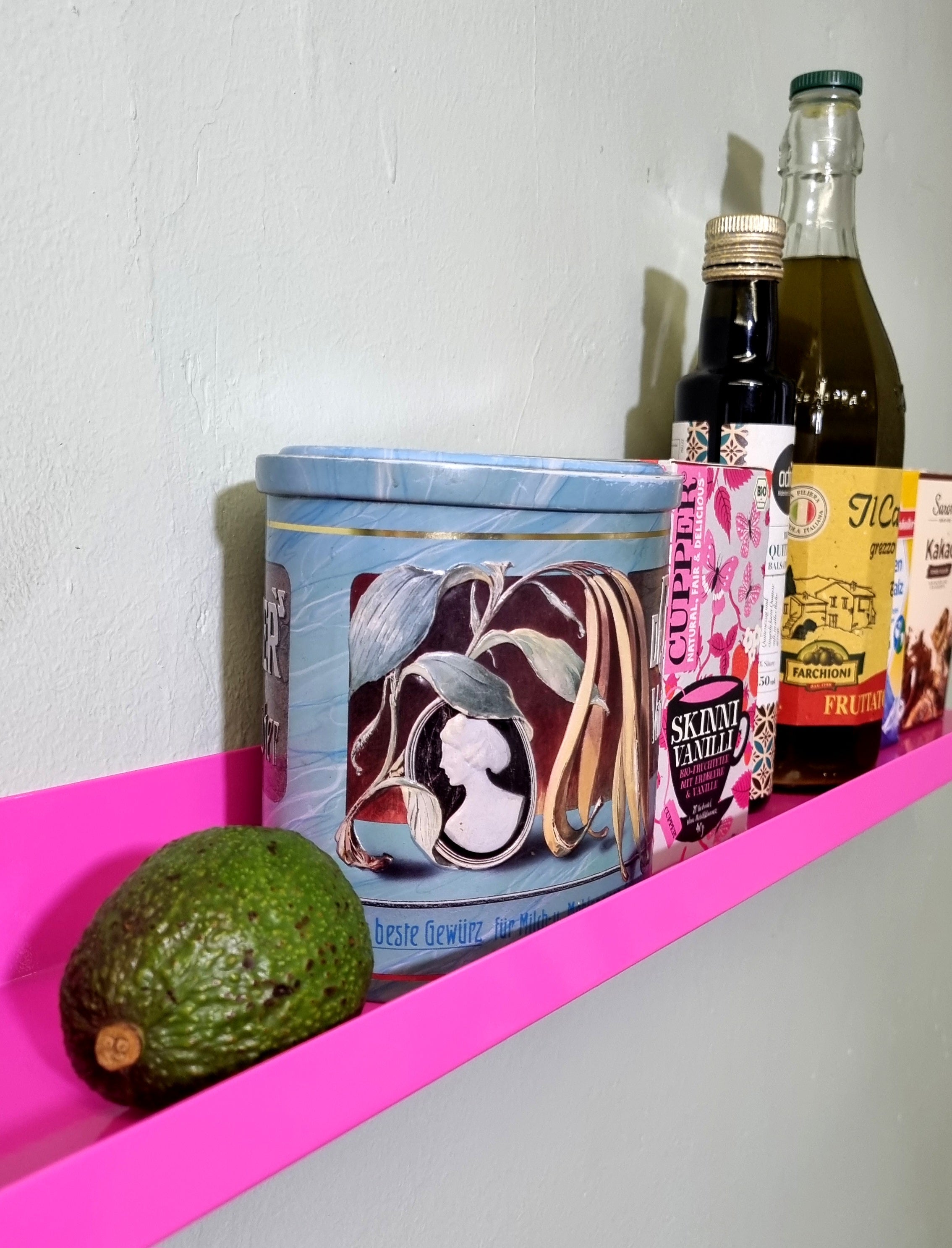 Wandregal neonmagenta Bilderleiste neonpink Geschenk Wohnung Frau Geschenkidee Bilderleiste  75 cm lang Bilderleiste stabil, Gewürzregal neonpink, Ablageregal Flur, Wandregal Kinderzimmer neonfarben