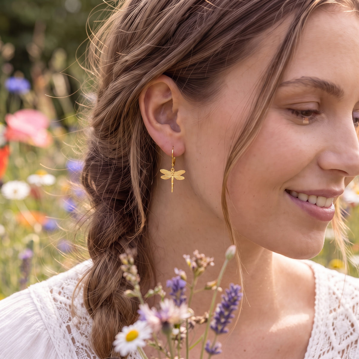 GLOWYBOX Ohrringe Libelle GOLD plattiert mit filigraner Libellen Länge 16 mm von GLOWYBOX - Libellenohrhänger gold im Natur Design Geschenk für Damen, Frauen, Mädchen (Kopie)